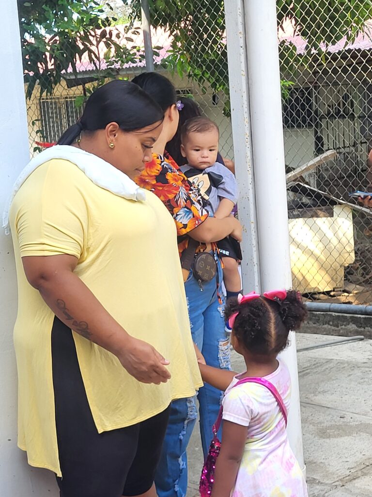 PANAMANIAN MOTHER WITH HER KIDS